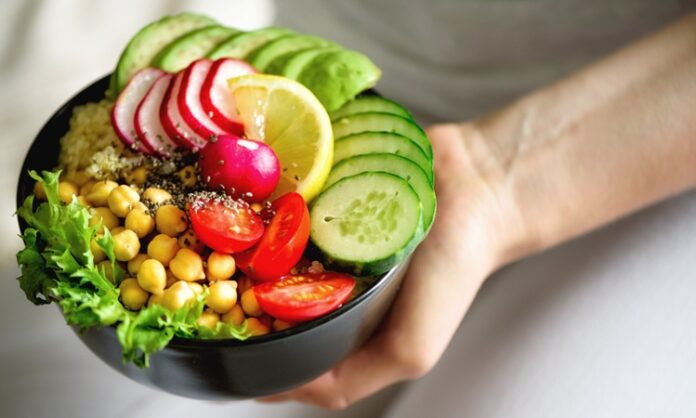 Vegan Beslenme Sağlıklı Yaşam Ve Etik Duyarlılıkla Öne Çıkıyor Vegan beslenme, son yıllarda yalnızca bir beslenme biçimi olmanın ötesine geçerek bir yaşam tarzı ve bilinçli bir tercih olarak öne çıkmaktadır. Hayvansal kaynaklı hiçbir gıdanın tüketilmediği bu yaklaşım, hem sağlık hem de çevresel ve etik hassasiyetler çerçevesinde değerlendirilmektedir. Vegan Beslenme, bitkisel temelli yapısıyla modern beslenme tartışmalarında önemli bir yer edinmiş durumdadır. Konulu bir haber görseli.