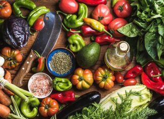 Vejetaryen beslenme, son yıllarda yalnızca bir beslenme tercihi olmaktan çıkarak yaşam tarzı ve bilinçli tüketim anlayışının önemli bir parçası haline gelmiştir. Artan çevre bilinci, hayvan refahına yönelik hassasiyet ve sağlıklı yaşam arayışı, Vejetaryen Beslenme konusunu daha geniş kitlelerin gündemine taşımıştır. Günümüzde farklı yaş gruplarından ve yaşam tarzlarından insanlar, beslenme alışkanlıklarını gözden geçirerek bitki ağırlıklı bir düzene yönelmektedir. Konulu bir haber görseli.