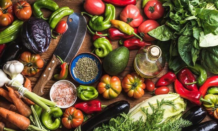 Vejetaryen beslenme, son yıllarda yalnızca bir beslenme tercihi olmaktan çıkarak yaşam tarzı ve bilinçli tüketim anlayışının önemli bir parçası haline gelmiştir. Artan çevre bilinci, hayvan refahına yönelik hassasiyet ve sağlıklı yaşam arayışı, Vejetaryen Beslenme konusunu daha geniş kitlelerin gündemine taşımıştır. Günümüzde farklı yaş gruplarından ve yaşam tarzlarından insanlar, beslenme alışkanlıklarını gözden geçirerek bitki ağırlıklı bir düzene yönelmektedir. Konulu bir haber görseli.