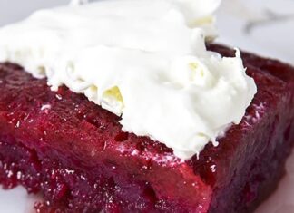 Türkiye’nin tatlı kültürü özellikle geleneksel tarifler üzerinden şekillense de son yıllarda daha modern, daha hafif ve pratik tatlılara yönelim dikkat çekiyor. Bu yönelimin en ilgi çekici örneklerinden biri ise Vişneli ekmek tatlısı olarak biliniyor. Hem hafif yapısıyla hem yaz aylarında ferahlatıcı tadıyla tercih edilen bu tatlı, özellikle evde kolaylıkla hazırlanabilmesi sayesinde geniş bir kesim tarafından beğeniliyor. Tatlı kültürünün değişen yönünü temsil eden Vişneli ekmek tatlısı, aynı zamanda meyvenin doğal aromasıyla tatlıya bambaşka bir boyut kazandırıyor. Konulu bir haber görseli.