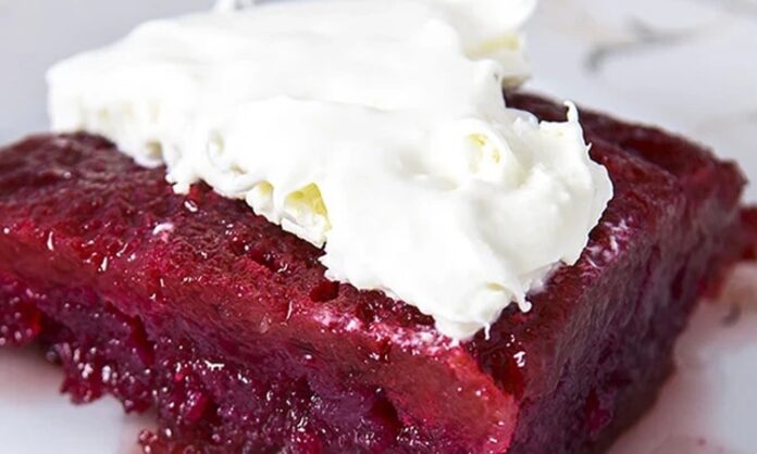 Türkiye’nin tatlı kültürü özellikle geleneksel tarifler üzerinden şekillense de son yıllarda daha modern, daha hafif ve pratik tatlılara yönelim dikkat çekiyor. Bu yönelimin en ilgi çekici örneklerinden biri ise Vişneli ekmek tatlısı olarak biliniyor. Hem hafif yapısıyla hem yaz aylarında ferahlatıcı tadıyla tercih edilen bu tatlı, özellikle evde kolaylıkla hazırlanabilmesi sayesinde geniş bir kesim tarafından beğeniliyor. Tatlı kültürünün değişen yönünü temsil eden Vişneli ekmek tatlısı, aynı zamanda meyvenin doğal aromasıyla tatlıya bambaşka bir boyut kazandırıyor. Konulu bir haber görseli.