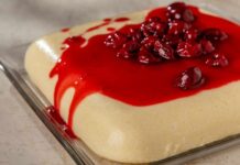 Türk mutfağının sade ama karakterli tatlıları arasında yer alan vişneli irmik tatlısı, son dönemde hem ev mutfaklarında hem de yerel işletmelerde yeniden ilgi görmeye başladı. İrmik bazlı tatlıların doyurucu yapısı ile vişnenin ekşi ve ferah aroması birleştiğinde ortaya çıkan bu lezzet, özellikle ağır şerbetli tatlılara alternatif arayanların tercihleri arasında öne çıkıyor. Mevsiminde kullanılan vişneyle hazırlanan tarifler, tatlının doğallığını ve tazeliğini daha da belirgin hale getiriyor. Konulu bir haber görseli.