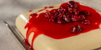 Türk mutfağının sade ama karakterli tatlıları arasında yer alan vişneli irmik tatlısı, son dönemde hem ev mutfaklarında hem de yerel işletmelerde yeniden ilgi görmeye başladı. İrmik bazlı tatlıların doyurucu yapısı ile vişnenin ekşi ve ferah aroması birleştiğinde ortaya çıkan bu lezzet, özellikle ağır şerbetli tatlılara alternatif arayanların tercihleri arasında öne çıkıyor. Mevsiminde kullanılan vişneyle hazırlanan tarifler, tatlının doğallığını ve tazeliğini daha da belirgin hale getiriyor. Konulu bir haber görseli.