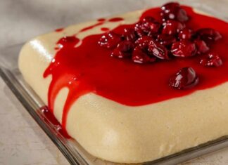 Türk mutfağının sade ama karakterli tatlıları arasında yer alan vişneli irmik tatlısı, son dönemde hem ev mutfaklarında hem de yerel işletmelerde yeniden ilgi görmeye başladı. İrmik bazlı tatlıların doyurucu yapısı ile vişnenin ekşi ve ferah aroması birleştiğinde ortaya çıkan bu lezzet, özellikle ağır şerbetli tatlılara alternatif arayanların tercihleri arasında öne çıkıyor. Mevsiminde kullanılan vişneyle hazırlanan tarifler, tatlının doğallığını ve tazeliğini daha da belirgin hale getiriyor. Konulu bir haber görseli.