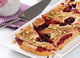 Vişneli turta uzun yıllardır Türk mutfak kültüründe yer alan klasik bir tatlı olsa da son aylarda ev yapımı tatlılara ilginin artmasıyla birlikte yeniden gündeme taşınıyor. Özellikle aile sofralarında çocuklar tarafından çok sevilen vişneli tarifler, hem hafif hem de meyveli yapısı nedeniyle tercih ediliyor. Tatlı uzmanlarına göre vişneli turta mevsimsel meyvelerle hazırlandığında çok daha yoğun aromaya sahip oluyor ve bu nedenle dönemsel olarak tüketim artışı yaşanıyor. Konulu bir haber görseli.