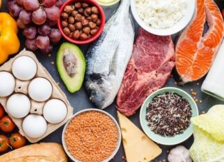 Vücut geliştirme diyeti, kas kütlesini artırmayı, vücut kompozisyonunu iyileştirmeyi ve antrenman performansını desteklemeyi hedefleyen özel bir beslenme yaklaşımı olarak öne çıkmaktadır. Günümüzde yalnızca profesyonel sporcular değil, estetik ve güçlü bir fizik elde etmek isteyen pek çok kişi vücut geliştirme diyeti kavramına ilgi göstermektedir. Çünkü ağırlık antrenmanlarının etkisi, doğru beslenme ile desteklenmediğinde istenen sonuçlara ulaşmak zorlaşmaktadır. Konulu bir haber görseli.