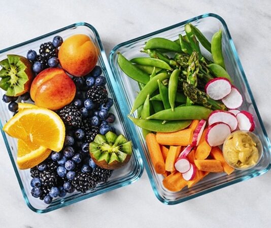 Warrior Diet, son yıllarda aralıklı oruç temelli beslenme yaklaşımlarına ilgi duyanlar arasında adından sıkça söz ettiren bir diyet modeli olarak öne çıkmaktadır. Türkçeye “Savaşçı Diyeti” olarak çevrilen Warrior Diet, günün büyük bölümünde çok sınırlı beslenme, akşam saatlerinde ise daha kapsamlı bir öğün tüketilmesi fikrine dayanır. Bu yaklaşım, modern insanın sürekli yemek tüketme alışkanlığına karşı daha ilkel ve ritmik bir beslenme düzeni sunmayı hedefler. Konulu bir haber görseli.