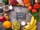 Whole30 Programı Beslenme Farkındalığını Nasıl Şekillendiriyor Whole30, son yıllarda sağlıklı yaşam ve beslenme bilinciyle ilgilenen kişiler arasında giderek daha fazla konuşulan bir beslenme programı olarak dikkat çekmektedir. Bu program, kısa vadeli kilo kaybı hedeflerinden ziyade bireyin yediği gıdalarla olan ilişkisini yeniden değerlendirmesini amaçlar. Whole30, belirli bir süre boyunca bazı besin gruplarını tamamen hayatın dışına çıkararak vücudun verdiği tepkileri gözlemlemeye odaklanır. Konulu bir haber görseli.