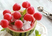 Sıcak havaların kendini iyice hissettirdiği yaz aylarında hafif, serinletici ve doğal tatlılara olan ilgi giderek artıyor. Bu ilginin merkezinde ise son yıllarda popülerliği yükselen karpuzlu buzlu tatlı yer alıyor. Karpuzun doğal ferahlığı ile buzlu tatlı formunun birleşmesi, hem damakta serin bir etki bırakıyor hem de ağır tatlılardan uzak durmak isteyenler için cazip bir alternatif sunuyor. Ev mutfaklarından kafe menülerine kadar geniş bir alanda kendine yer bulan bu tatlı, yaz sofralarının vazgeçilmezlerinden biri hâline gelmiş durumda. Konulu bir haber görseli.