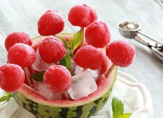 Sıcak havaların kendini iyice hissettirdiği yaz aylarında hafif, serinletici ve doğal tatlılara olan ilgi giderek artıyor. Bu ilginin merkezinde ise son yıllarda popülerliği yükselen karpuzlu buzlu tatlı yer alıyor. Karpuzun doğal ferahlığı ile buzlu tatlı formunun birleşmesi, hem damakta serin bir etki bırakıyor hem de ağır tatlılardan uzak durmak isteyenler için cazip bir alternatif sunuyor. Ev mutfaklarından kafe menülerine kadar geniş bir alanda kendine yer bulan bu tatlı, yaz sofralarının vazgeçilmezlerinden biri hâline gelmiş durumda. Konulu bir haber görseli.