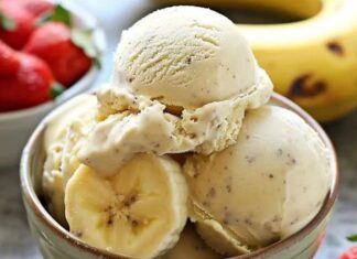 Sıcak havaların vazgeçilmez lezzetlerinden biri olan muzlu dondurma, hem çocukların hem de yetişkinlerin favorileri arasında yer alıyor. Muzun doğal aromasıyla birleşen serinletici doku, bu dondurmayı klasik tatlar arasında özel bir konuma taşıyor. Çikolata ve vanilya gibi temel çeşitlerle birlikte en çok tercih edilen seçeneklerden biri olan muzlu dondurma, sade yapısına rağmen güçlü bir lezzet profili sunuyor. Özellikle yaz aylarında hafif, ferah ve tanıdık bir tat arayanlar için ideal bir alternatif olarak öne çıkıyor. Konulu bir haber görseli.