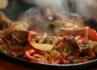 Yemek hazırlarken sıcak ve soğuk dengesi, hem lezzet hem de tüketim deneyimi açısından büyük önem taşır. Özellikle zengin sofralarda, yemeklerin sıcaklığı ile soğuk meze veya tatlıların dengelenmesi, yemeğin algısını ve damak zevkini doğrudan etkiler. Yemek sunumu sırasında doğru sıcaklık kombinasyonu, sofradaki çeşitliliği ve lezzet yoğunluğunu artırır. Konulu bir haber görseli.