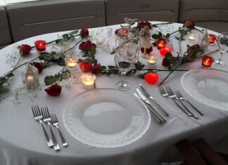 Evlilik, iki insanın hayatını birleştirmesinin ötesinde; alışkanlıkların, kültürlerin ve günlük ritüellerin de ortak bir paydada buluşması anlamına gelir. Bu yeni hayatın en sembolik anlarından biri ise evlilikte ilk yemek olarak kabul edilir. İlk kez aynı evde, aynı mutfakta hazırlanan ya da birlikte yenilen bu yemek, yalnızca bir öğün değil; yeni kurulan yuvanın sessiz ama güçlü bir ifadesidir. Türk kültüründe sofranın anlamı düşünüldüğünde, bu ilk yemeğin taşıdığı sembolik değer daha da belirginleşir. Konulu bir haber görseli.