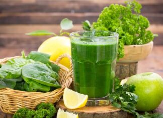 Yeşil detoks diyeti, vücudu toksinlerden arındırmak, sindirim sistemini desteklemek ve enerji seviyelerini artırmak amacıyla tercih edilen bir beslenme programıdır. Bu diyet, özellikle taze yeşil sebzeler, yeşil meyveler, bitkisel smoothieler ve yeşil çay gibi doğal içeriklerle uygulanır. Yeşil detoks diyeti, kısa süreli arınma programları ve sağlıklı yaşam trendleri arasında giderek popüler hale gelmektedir. Düzenli uygulandığında hem metabolizmayı destekler hem de bağışıklık sistemini güçlendirir. Konulu bir haber görseli.