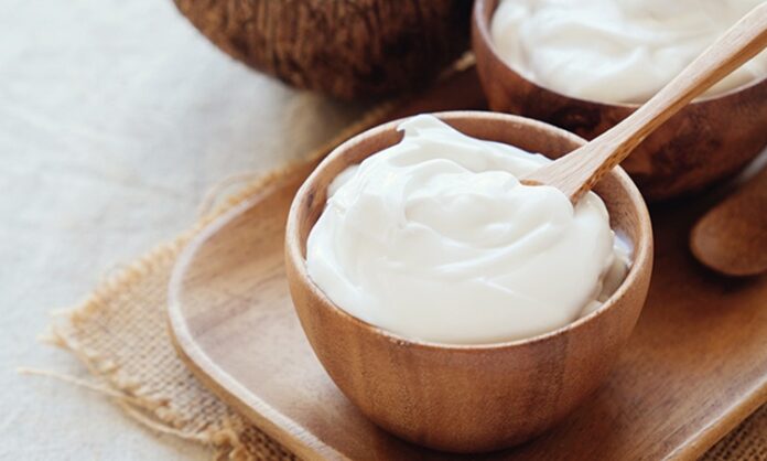 Yoğurt, tarih boyunca hem yemek kültürü hem de sağlıklı beslenme açısından önemli bir yere sahip olmuştur. İlk olarak Orta Asya ve Anadolu’da ortaya çıkan yoğurt, nesiller boyunca sofralarda vazgeçilmez bir öğe olarak kabul edilmiştir. Yoğurt, sadece besleyici bir süt ürünü değil, aynı zamanda sofra geleneğinin bir parçası olarak kültürel mirası da taşır. Konulu bir haber görseli.