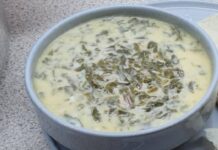 Yoğurtlu pancar çorbası, özellikle yaz aylarında sofraların en sağlıklı ve ferahlatıcı seçeneklerinden biri olarak öne çıkıyor. Taze pancarın doğal rengi ve aromasıyla hazırlanan bu çorba, hem görsel olarak hem de lezzet olarak sofraları süslüyor. Yoğurtlu pancar çorbası, yoğurt ile birleştiğinde hem hafif hem besleyici bir başlangıç sunuyor. İçerisine eklenen dereotu ve baharatlar çorbanın aromasını artırıyor. Yaz sofralarında hem öğle hem akşam yemeklerinde tercih edilen bu tarif, ferahlatıcı ve doyurucu bir seçenek olarak dikkat çekiyor. Konulu haber görseli.