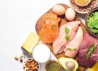 Son yıllarda sağlıklı yaşam arayışının artmasıyla birlikte beslenme tercihleri de önemli ölçüde değişmeye başladı. Bu değişimin merkezinde ise yüksek protein yemek anlayışı yer alıyor. Eskiden yalnızca sporculara veya yoğun fiziksel aktivite yapan bireylere özgü olduğu düşünülen protein ağırlıklı beslenme, bugün çok daha geniş bir kitle tarafından tercih ediliyor. Günlük hayatta daha dengeli, tok tutan ve sürdürülebilir bir beslenme düzeni arayan kişiler için yüksek proteinli öğünler dikkat çekici bir alternatif sunuyor. Konulu bir haber görseli.