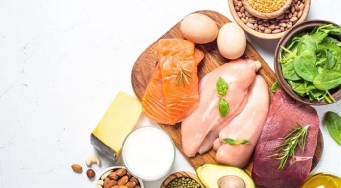 Yüksek Protein Yemeklerle Beslenme Düzeni Güçleniyor Ve Günlük Hayata Uyum Sağlıyor Son yıllarda sağlıklı yaşam arayışının artmasıyla birlikte beslenme tercihleri de önemli ölçüde değişmeye başladı. Bu değişimin merkezinde ise yüksek protein yemek anlayışı yer alıyor. Eskiden yalnızca sporculara veya yoğun fiziksel aktivite yapan bireylere özgü olduğu düşünülen protein ağırlıklı beslenme, bugün çok daha geniş bir kitle tarafından tercih ediliyor. Günlük hayatta daha dengeli, tok tutan ve sürdürülebilir bir beslenme düzeni arayan kişiler için yüksek proteinli öğünler dikkat çekici bir alternatif sunuyor. Konulu bir haber görseli.