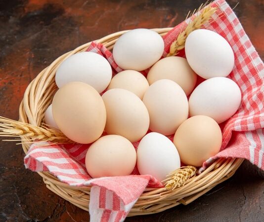 Yumurta, protein ve vitamin açısından zengin bir gıda olarak birçok kişinin beslenme rutininde yer alır. Ancak bazı bireylerde ciddi alerjik reaksiyonlara neden olabilir. Yumurta alerjisi, özellikle çocuklarda yaygın görülen bir durumdur ve doğru diyet planlaması ile güvenli bir şekilde yönetilebilir. Bu nedenle yumurta alerjisine uygun beslenme, hem sağlığı korumak hem de yaşam kalitesini artırmak açısından büyük önem taşır. Konulu bir haber görseli.