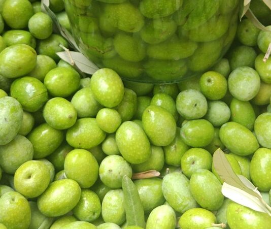 Zeytin Ağaçlarından Sofralara Uzanan Zeytin Kırma Geleneği Akdeniz ve Ege coğrafyasının mutfak kültüründe özel bir yere sahip olan zeytin kırma, yalnızca bir hazırlık yöntemi değil, aynı zamanda köklü bir yaşam alışkanlığıdır. Zeytin ağaçlarının meyvesi olan zeytinin sofraya ulaşmadan önce geçirdiği bu süreç, sabır ve deneyim gerektirir. Zeytin kırma, doğrudan tüketilemeyen zeytinin geleneksel yöntemlerle yenilebilir hâle getirilmesini sağlar. Konulu bir haber görseli.