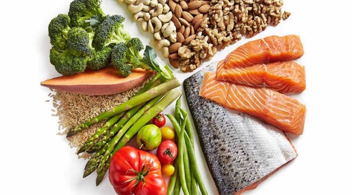Zone Diyeti, beslenme dünyasında denge kavramını merkeze alan yaklaşımlardan biri olarak son yıllarda yeniden gündeme geliyor. Kilo kontrolü, metabolik denge ve hormonların düzenli çalışması gibi konuların ön plana çıkmasıyla birlikte bu beslenme modeli, katı yasaklardan uzak durmasıyla dikkat çekiyor. Zone Diyeti, yalnızca kilo vermeyi değil, vücudu “denge bölgesi” olarak tanımlanan ideal bir metabolik duruma ulaştırmayı hedefliyor. Konulu bir haber görseli.