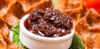 Modern mutfak anlayışının vazgeçilmez tamamlayıcılarından biri olan acı ve tatlı soslar, yemek kültüründe önemli bir yere sahip. Farklı damak zevklerine hitap eden bu soslar, yalnızca yemeklere aroma katmakla kalmıyor, aynı zamanda tariflerin karakterini de belirliyor. Günümüzde ev mutfaklarından restoranlara kadar geniş bir kullanım alanına sahip olan soslar, küresel mutfak etkileşimiyle birlikte daha da çeşitlenmiş durumda. Konulu bir haber görseli.