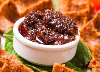 Modern mutfak anlayışının vazgeçilmez tamamlayıcılarından biri olan acı ve tatlı soslar, yemek kültüründe önemli bir yere sahip. Farklı damak zevklerine hitap eden bu soslar, yalnızca yemeklere aroma katmakla kalmıyor, aynı zamanda tariflerin karakterini de belirliyor. Günümüzde ev mutfaklarından restoranlara kadar geniş bir kullanım alanına sahip olan soslar, küresel mutfak etkileşimiyle birlikte daha da çeşitlenmiş durumda. Konulu bir haber görseli.