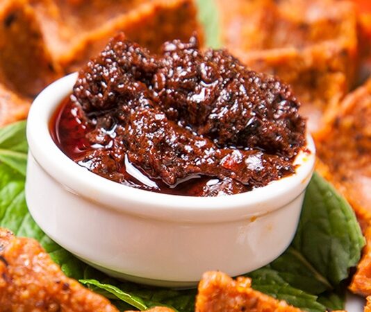 Modern mutfak anlayışının vazgeçilmez tamamlayıcılarından biri olan acı ve tatlı soslar, yemek kültüründe önemli bir yere sahip. Farklı damak zevklerine hitap eden bu soslar, yalnızca yemeklere aroma katmakla kalmıyor, aynı zamanda tariflerin karakterini de belirliyor. Günümüzde ev mutfaklarından restoranlara kadar geniş bir kullanım alanına sahip olan soslar, küresel mutfak etkileşimiyle birlikte daha da çeşitlenmiş durumda. Konulu bir haber görseli.