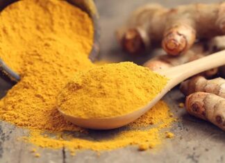 Zerdeçal, parlak sarı rengi ve kendine has aromasıyla son yıllarda mutfaklarda ve gündelik yaşamda daha fazla görünür hâle gelen özel bir baharattır. Geleneksel kullanımı yüzyıllara dayanan zerdeçal, yalnızca bir lezzet unsuru değil, aynı zamanda kültürel ve simgesel anlamlar taşıyan bir bitkidir. Özellikle Doğu mutfaklarında önemli bir yere sahip olan zerdeçal, günümüzde küresel mutfak kültürünün de dikkat çeken parçalarından biri hâline gelmiştir. Konulu bir haber görseli.