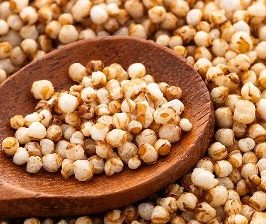 Amarant, son yıllarda hem sağlıklı yaşam arayışında olan tüketicilerin hem de alternatif tarım ürünlerine yönelen üreticilerin dikkatini çeken bir süper gıda olarak öne çıkıyor. Geleneksel tahıllardan farklı olarak botanik açıdan tahıl sayılmayan ancak kullanım alanı ve besin değeriyle tahıllarla benzerlik gösteren amarant, özellikle glutensiz yapısı sayesinde geniş bir kitleye hitap ediyor. Uzmanlar, artan gıda intoleransları ve fonksiyonel beslenme trendleri doğrultusunda amarantın gelecekte daha da yaygınlaşacağını öngörüyor. Konulu bir haber görseli.