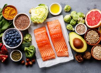 Günümüzde sağlıklı yaşam arayışı, beslenme tercihlerinde köklü değişimleri beraberinde getiriyor. Özellikle kronik hastalıkların artışı ve çevresel faktörlerin insan sağlığı üzerindeki etkileri, bireyleri daha bilinçli beslenme modellerine yöneltiyor. Bu noktada antioksidan zengini beslenme, hem bilim dünyasında hem de toplum genelinde giderek daha fazla önem kazanıyor. Uzmanlar, antioksidanların vücudu serbest radikallerin zararlı etkilerine karşı koruduğunu ve genel sağlık üzerinde belirleyici bir rol oynadığını vurguluyor. Konulu bir haber görseli.