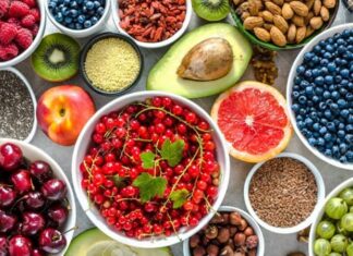 Günümüzde sağlıklı yaşam ve dengeli beslenme kavramları her zamankinden daha fazla önem kazanmış durumdadır. Bu ilginin merkezinde ise antioksidan zengini gıdalar yer almaktadır. Modern yaşamın getirdiği çevresel faktörler, stres ve düzensiz beslenme alışkanlıkları, bireyleri daha bilinçli tercihlere yöneltmektedir. Bu noktada antioksidan içeriği yüksek besinler, doğal yapılarıyla dikkat çekmektedir. Konulu bir haber görseli.