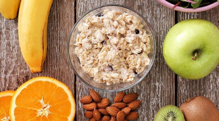 Ara öğünlerde sağlıklı seçimler, gün boyunca sürdürülebilir bir beslenme düzeni oluşturmanın önemli parçalarından biri olarak öne çıkmaktadır. Ana öğünler arasındaki zamanın uzaması, bireyleri plansız ve hızlı tercihlere yöneltebilir. Bu noktada ara öğün kavramı, yalnızca açlığı bastıran bir alışkanlık değil, günün genel beslenme ritmini destekleyen bilinçli bir tercih olarak değerlendirilmektedir. Konulu bir haber görseli.