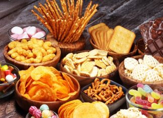 Günlük yaşam temposu arttıkça öğün aralarında yapılan küçük kaçamaklar beslenme düzeninin önemli bir parçası haline gelmiştir. Atıştırmalık kontrolü, bu noktada sağlıklı yaşam hedefleri olan bireyler için dikkat edilmesi gereken temel konulardan biri olarak öne çıkar. Plansız ve farkında olmadan yapılan atıştırmalar, gün sonunda beklenenden daha yüksek bir tüketimle sonuçlanabilir. Konulu bir haber görseli.