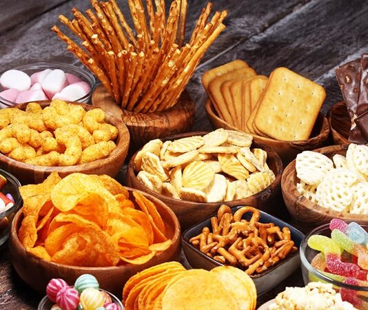 Atıştırmalık Kontrolü Günlük Beslenmede Bilinçli Denge Günlük yaşam temposu arttıkça öğün aralarında yapılan küçük kaçamaklar beslenme düzeninin önemli bir parçası haline gelmiştir. Atıştırmalık kontrolü, bu noktada sağlıklı yaşam hedefleri olan bireyler için dikkat edilmesi gereken temel konulardan biri olarak öne çıkar. Plansız ve farkında olmadan yapılan atıştırmalar, gün sonunda beklenenden daha yüksek bir tüketimle sonuçlanabilir. Konulu bir haber görseli.