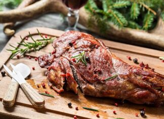 Av eti, insanlık tarihinin en eski besin kaynaklarından biri olarak günümüzde de önemini koruyor. Doğal yaşam alanlarında serbest şekilde beslenen hayvanlardan elde edilen av eti, hem lezzeti hem de besin değeri açısından dikkat çekiyor. Modern beslenme anlayışında doğal ve katkısız gıdalara olan ilginin artmasıyla birlikte av etine yönelik ilgi de yeniden yükselişe geçmiş durumda. Konulu bir haber görseli.