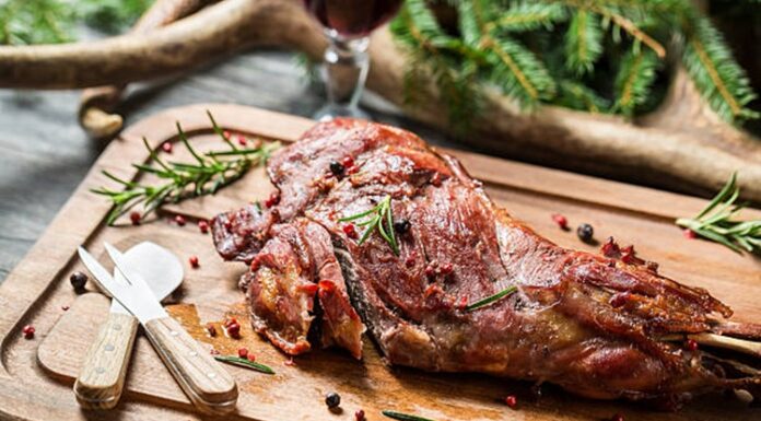 Av eti, insanlık tarihinin en eski besin kaynaklarından biri olarak günümüzde de önemini koruyor. Doğal yaşam alanlarında serbest şekilde beslenen hayvanlardan elde edilen av eti, hem lezzeti hem de besin değeri açısından dikkat çekiyor. Modern beslenme anlayışında doğal ve katkısız gıdalara olan ilginin artmasıyla birlikte av etine yönelik ilgi de yeniden yükselişe geçmiş durumda. Konulu bir haber görseli.