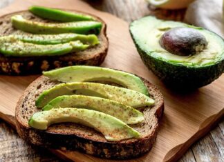 Son yıllarda mutfak kültüründe adını sıkça duyuran avokado, hem sade tadı hem de çok yönlü kullanımıyla dikkat çekiyor. Bir dönem yalnızca belirli tariflerde yer bulan bu meyve, günümüzde kahvaltıdan ana yemeklere kadar pek çok sofrada kendine yer açmış durumda. Özellikle doğal ve dengeli beslenmeye yönelen tüketicilerin tercihi olan avokado, mutfak alışkanlıklarını da dönüştürüyor. Konulu bir haber görseli.