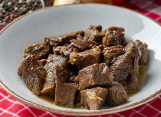 Geleneksel mutfak kültüründe önemli bir yere sahip olan kavurma, genellikle yüksek yağ oranıyla anılsa da son yıllarda daha bilinçli pişirme yaklaşımlarıyla yeniden yorumlanıyor. Özellikle az yağlı kavurma, hem lezzetten ödün vermeden hem de daha dengeli beslenme hedefleriyle uyumlu olması nedeniyle dikkat çekiyor. Bu yöntem, klasik kavurmanın yoğun yapısını daha hafif hale getirerek geniş bir kitleye hitap ediyor. Konulu bir haber görseli.