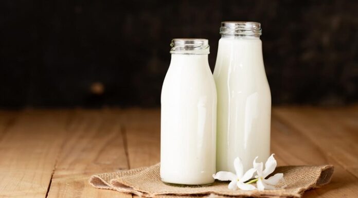 Az Yağlı Süt Ürünleri Dengeli Beslenmenin Hafif Seçeneği Az yağlı süt ürünleri, sağlıklı beslenme bilincinin artmasıyla birlikte son yıllarda sofralarda daha fazla yer almaya başlayan gıda grupları arasında bulunuyor. Süt, yoğurt, peynir ve ayran gibi temel ürünlerin daha düşük yağ oranına sahip versiyonları, hem besin değerini koruması hem de kalori kontrolüne yardımcı olması nedeniyle tercih ediliyor. Özellikle dengeli beslenmek isteyen bireyler için az yağlı süt ürünleri, günlük beslenme düzeninde önemli bir alternatif sunuyor. Konulu bir haber görseli.