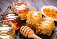 Geleneksel beslenme kültürünün en köklü unsurlarından biri olan bal ve pekmez, yüzyıllardır sofralarda yerini koruyan doğal gıdalar arasında bulunur. Günümüzde işlenmiş şeker ve yapay tatlandırıcılara yönelik artan eleştiriler, bal ve pekmez gibi doğal ürünlere olan ilgiyi yeniden artırmıştır. Hem lezzetleri hem de doğal üretim süreçleriyle öne çıkan bu ürünler, kahvaltıdan tatlılara kadar geniş bir kullanım alanına sahiptir. Konulu bir haber görseli.