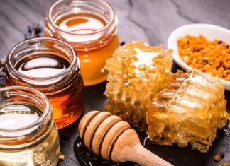 Geleneksel beslenme kültürünün en köklü unsurlarından biri olan bal ve pekmez, yüzyıllardır sofralarda yerini koruyan doğal gıdalar arasında bulunur. Günümüzde işlenmiş şeker ve yapay tatlandırıcılara yönelik artan eleştiriler, bal ve pekmez gibi doğal ürünlere olan ilgiyi yeniden artırmıştır. Hem lezzetleri hem de doğal üretim süreçleriyle öne çıkan bu ürünler, kahvaltıdan tatlılara kadar geniş bir kullanım alanına sahiptir. Konulu bir haber görseli.