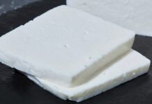 Türk mutfağının en köklü ve en çok tüketilen ürünlerinden biri olan beyaz peynir, yüzyıllardır sofraların baş tacı olmayı sürdürüyor. Kahvaltı kültürünün vazgeçilmez bir parçası olan beyaz peynir, sadece sabah öğünlerinde değil, salatalardan böreklere, sandviçlerden ana yemeklere kadar geniş bir kullanım alanına sahip. Tuzu, dokusu ve aromasıyla farklı damak tatlarına hitap eden bu ürün, her yaştan tüketicinin favorileri arasında yer alıyor. Konulu bir haber görseli.