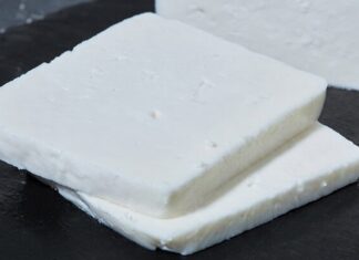 Türk mutfağının en köklü ve en çok tüketilen ürünlerinden biri olan beyaz peynir, yüzyıllardır sofraların baş tacı olmayı sürdürüyor. Kahvaltı kültürünün vazgeçilmez bir parçası olan beyaz peynir, sadece sabah öğünlerinde değil, salatalardan böreklere, sandviçlerden ana yemeklere kadar geniş bir kullanım alanına sahip. Tuzu, dokusu ve aromasıyla farklı damak tatlarına hitap eden bu ürün, her yaştan tüketicinin favorileri arasında yer alıyor. Konulu bir haber görseli.