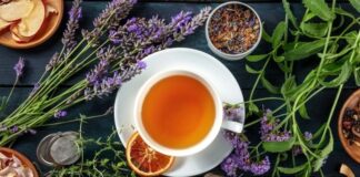 Bitki çayları, yüzyıllardır farklı kültürlerde hem şifa kaynağı hem de keyifli bir içecek olarak tüketiliyor. Günümüzde sağlıklı yaşam trendlerinin yükselmesiyle birlikte bitki çayları, yalnızca geleneksel bir alışkanlık olmaktan çıkıp modern beslenme düzeninin önemli bir parçası haline geldi. Doğadan gelen aroması, rahatlatıcı etkisi ve katkısız yapısı sayesinde bitki çayları, her yaştan insanın günlük yaşamında kendine yer buluyor. Konulu bir haber görseli.