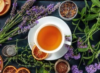 Bitki çayları, yüzyıllardır farklı kültürlerde hem şifa kaynağı hem de keyifli bir içecek olarak tüketiliyor. Günümüzde sağlıklı yaşam trendlerinin yükselmesiyle birlikte bitki çayları, yalnızca geleneksel bir alışkanlık olmaktan çıkıp modern beslenme düzeninin önemli bir parçası haline geldi. Doğadan gelen aroması, rahatlatıcı etkisi ve katkısız yapısı sayesinde bitki çayları, her yaştan insanın günlük yaşamında kendine yer buluyor. Konulu bir haber görseli.