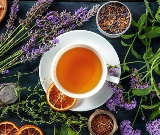 Bitki çayları, yüzyıllardır farklı kültürlerde hem şifa kaynağı hem de keyifli bir içecek olarak tüketiliyor. Günümüzde sağlıklı yaşam trendlerinin yükselmesiyle birlikte bitki çayları, yalnızca geleneksel bir alışkanlık olmaktan çıkıp modern beslenme düzeninin önemli bir parçası haline geldi. Doğadan gelen aroması, rahatlatıcı etkisi ve katkısız yapısı sayesinde bitki çayları, her yaştan insanın günlük yaşamında kendine yer buluyor. Konulu bir haber görseli.