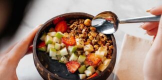 Vegan restoranları, son yıllarda yalnızca belirli bir beslenme tercihine hitap eden mekânlar olmaktan çıkarak geniş bir kitleye seslenen gastronomi duraklarına dönüşmüş durumda. Hayvansal hiçbir ürün kullanılmadan hazırlanan menüler, hem etik hassasiyetleri hem de çevresel kaygıları olan bireyler için önemli bir alternatif sunuyor. Günümüzde vegan restoranları, sağlıklı yaşam arayışı, sürdürülebilirlik ve yeni tatlar keşfetme isteğinin birleştiği özel alanlar olarak dikkat çekiyor. Konulu bir haber görseli.