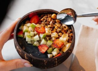 Vegan restoranları, son yıllarda yalnızca belirli bir beslenme tercihine hitap eden mekânlar olmaktan çıkarak geniş bir kitleye seslenen gastronomi duraklarına dönüşmüş durumda. Hayvansal hiçbir ürün kullanılmadan hazırlanan menüler, hem etik hassasiyetleri hem de çevresel kaygıları olan bireyler için önemli bir alternatif sunuyor. Günümüzde vegan restoranları, sağlıklı yaşam arayışı, sürdürülebilirlik ve yeni tatlar keşfetme isteğinin birleştiği özel alanlar olarak dikkat çekiyor. Konulu bir haber görseli.