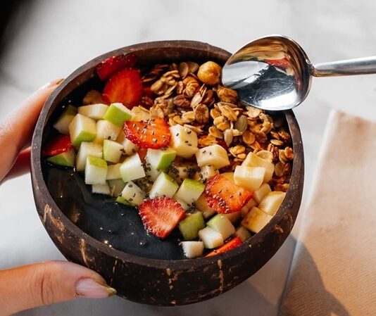 Bitki Temelli Yaşamın Sofradaki Yansıması Vegan Restoranlarının Yükselişi Vegan restoranları, son yıllarda yalnızca belirli bir beslenme tercihine hitap eden mekânlar olmaktan çıkarak geniş bir kitleye seslenen gastronomi duraklarına dönüşmüş durumda. Hayvansal hiçbir ürün kullanılmadan hazırlanan menüler, hem etik hassasiyetleri hem de çevresel kaygıları olan bireyler için önemli bir alternatif sunuyor. Günümüzde vegan restoranları, sağlıklı yaşam arayışı, sürdürülebilirlik ve yeni tatlar keşfetme isteğinin birleştiği özel alanlar olarak dikkat çekiyor. Konulu bir haber görseli.